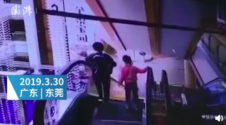 中國一名母親疑似搭乘電扶梯時沒站穩，導致手中的嬰兒從3樓墜下當場身亡。（圖擷取自微博）