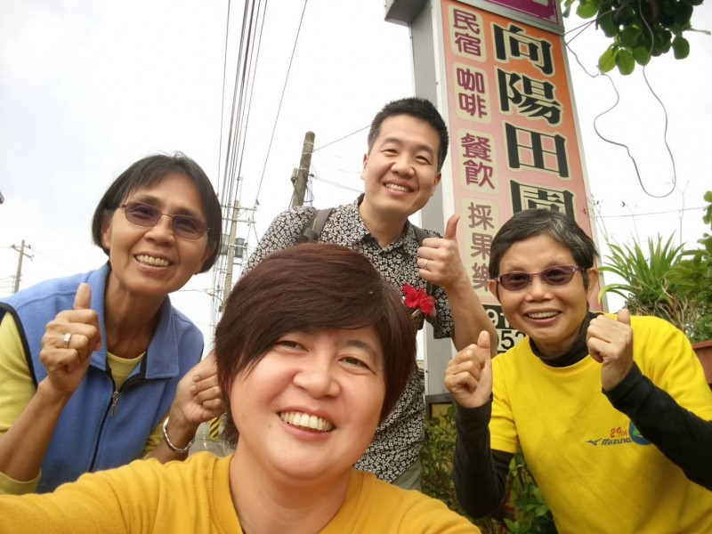 東山區向陽民宿接待日籍咖啡評鑑師（後中），農遊體驗留下深刻印象。（圖由蘇美惠提供）