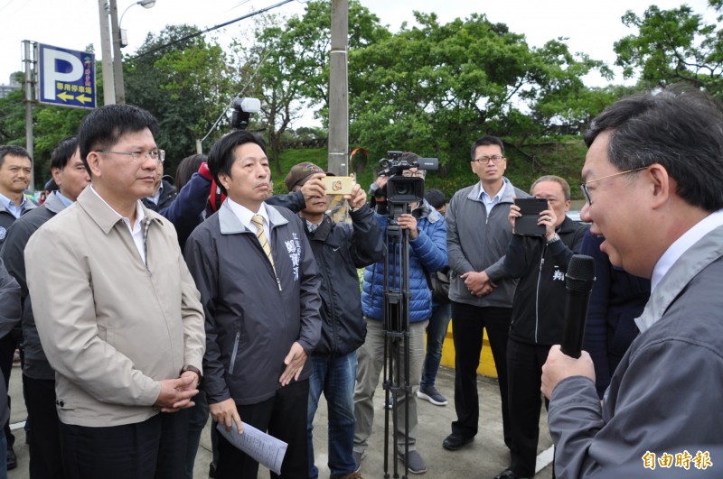 交通部長林佳龍（左一）說，他視察台中成追線雙軌化工程通車時，心情很激動。（記者周敏鴻攝）