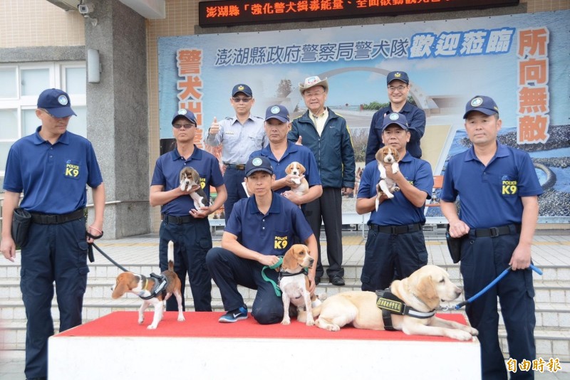 澎湖成立全國首支離島警犬隊，老中青3代同堂亮相。（記者劉禹慶攝）