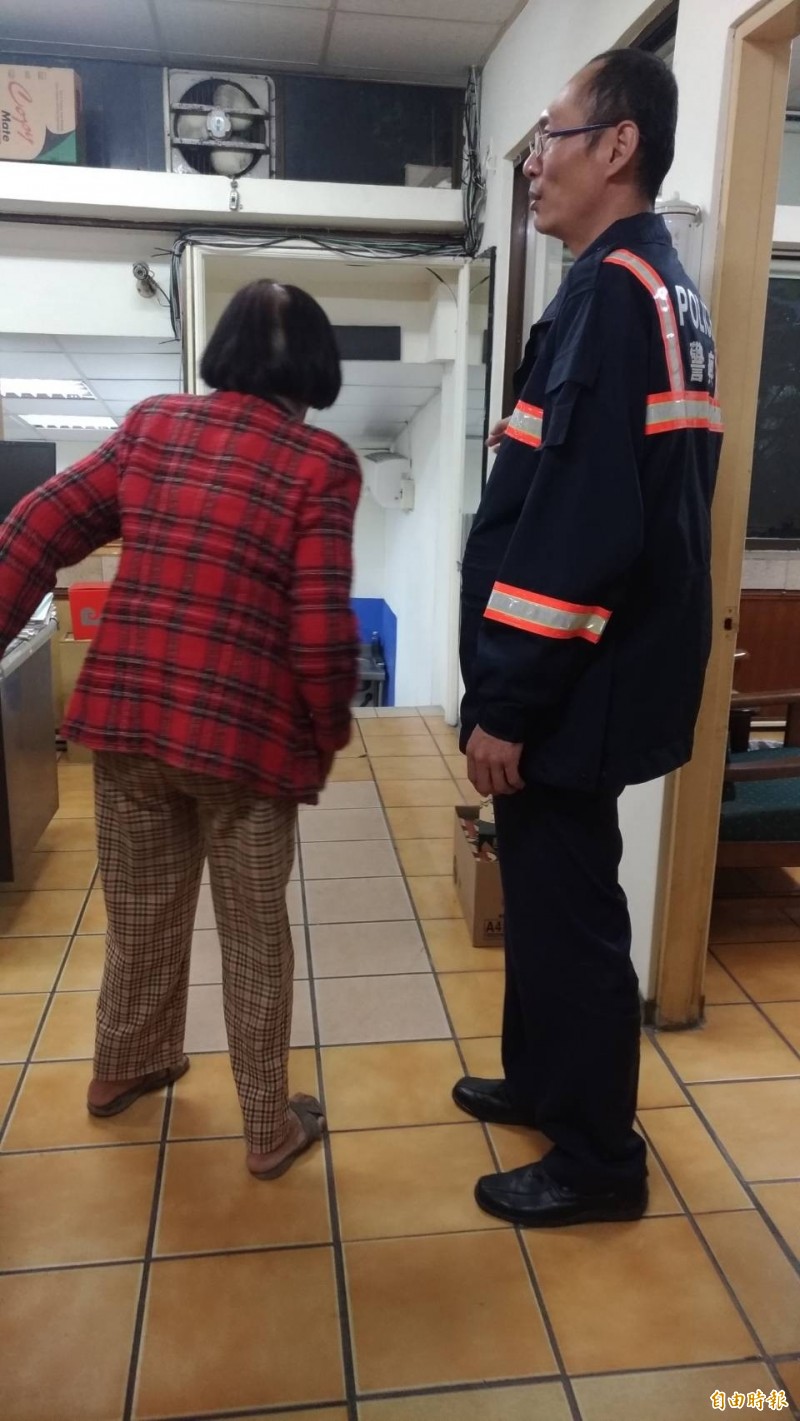 80歲歐姓老婦涉嫌偷竊1顆高麗菜被送辦。（記者廖淑玲攝）