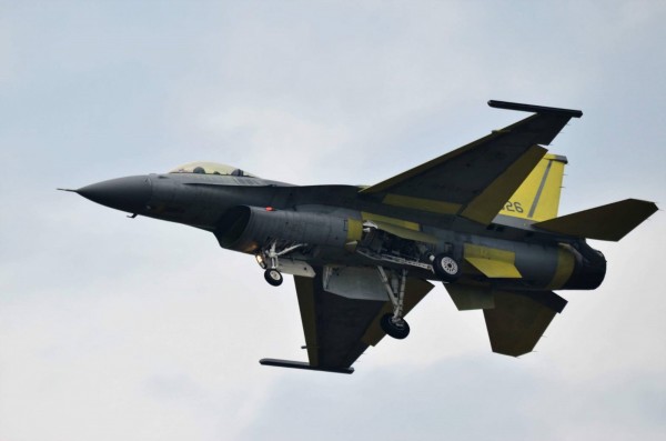 《彭博》引述消息人士報導，川普政府已經默許台灣的軍購要求。圖為完成性能提升、首次試飛編號6626的F-16V單座戰機。 （陳姓航迷提供）