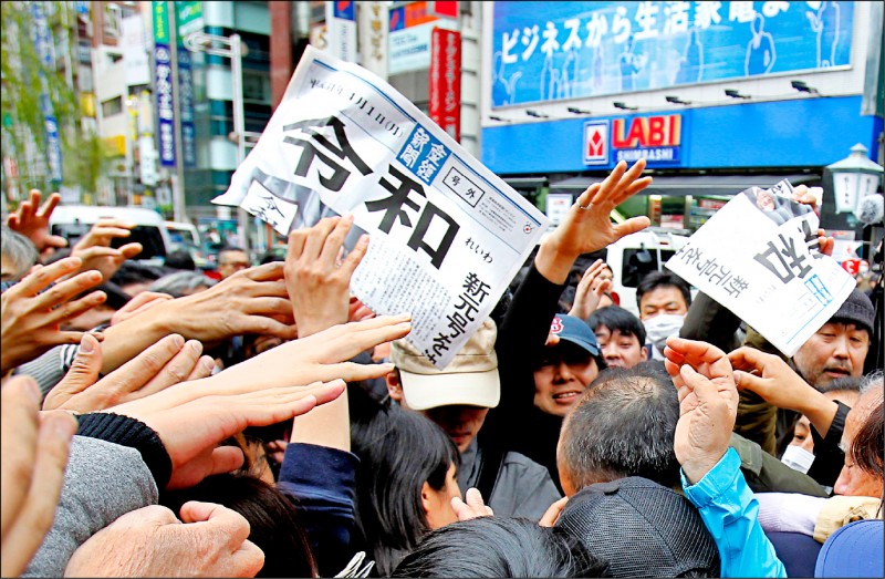 主流大報之一的「產經新聞」也在東京街頭派報，路過行人爭睹。（美聯社）