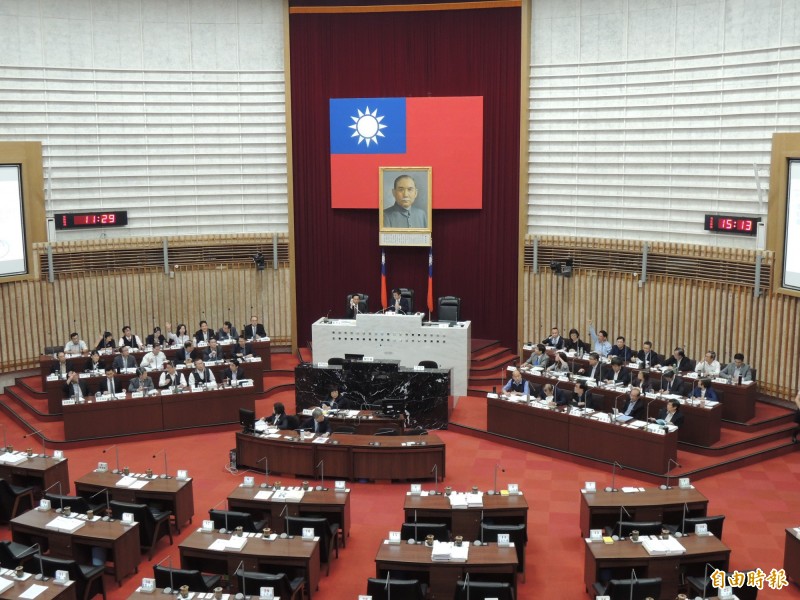 高雄議員邱于軒詢問市府團隊夜宿經驗，發現執行情況不太理想。（記者王榮祥攝）