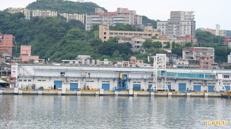 基隆港西2碼頭除了作為旅客候船大廳，還規劃文創及商業空間，今年11月底將有空中綠廊。（記者林欣漢攝）