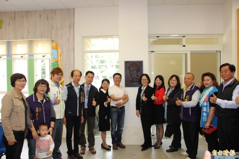 紀念喀哩國小老校友陳茂村學校在社區共讀站設銅雕及專區感念- 生活