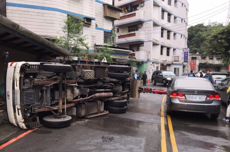 小貨車疑似車速過快翻覆（記者吳昇儒翻攝）