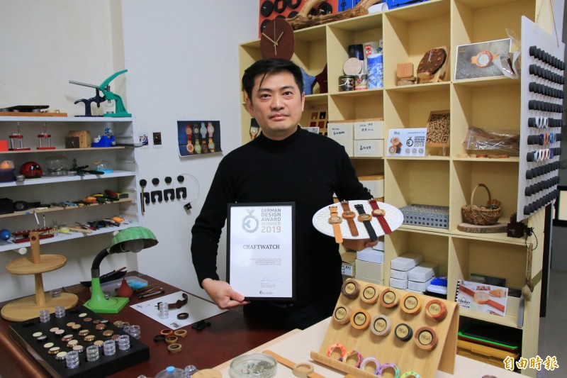 徐嘉明繼承父親近一甲子的鐘錶維修、零件供應事業，更加以發揚光大，以台灣特色及工藝打造在地品牌。（記者鄭名翔攝）