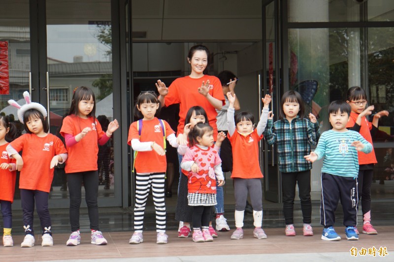 雲林縣婦幼非營利幼兒園在縣府前廣場舉辦「社區兒童發展篩檢暨慶祝兒童節園遊會｣。（記者詹士弘攝）