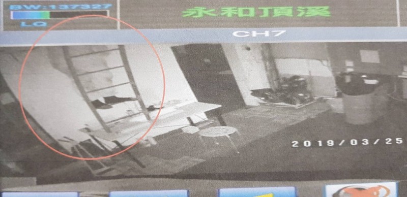 監視器拍到黃男從逃生梯進入飲料店。（記者徐聖倫翻攝）