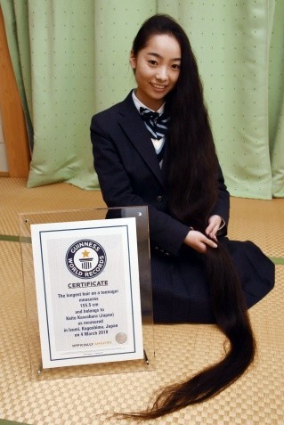 日本準女大生川原華唯都曾獲金氏世界紀錄認證為世界最長髮的青少年。（圖取自373news.com）