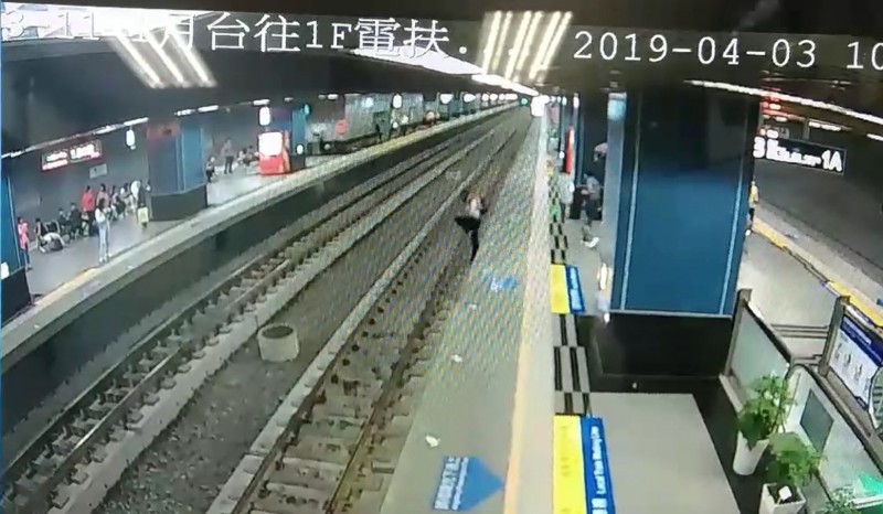視障旅客搭火車，不慎摔落鐵軌。（記者陳文嬋攝翻）