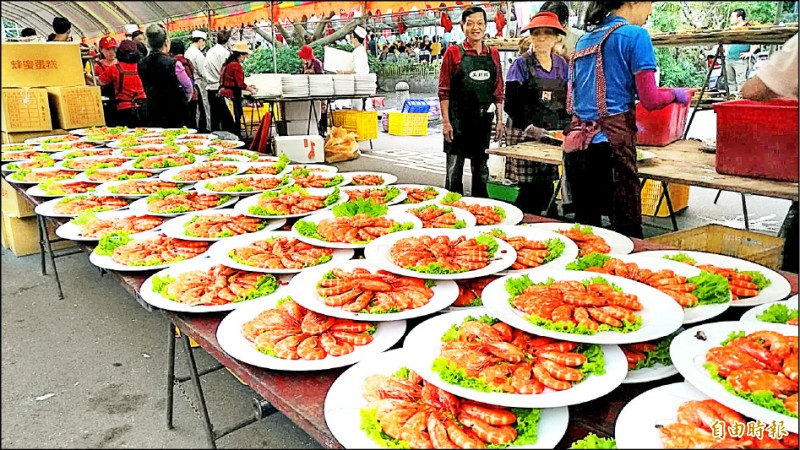 羅東吃拜拜昨晚開桌，師傅料理的美食，讓人垂涎三尺。（記者江志雄攝）