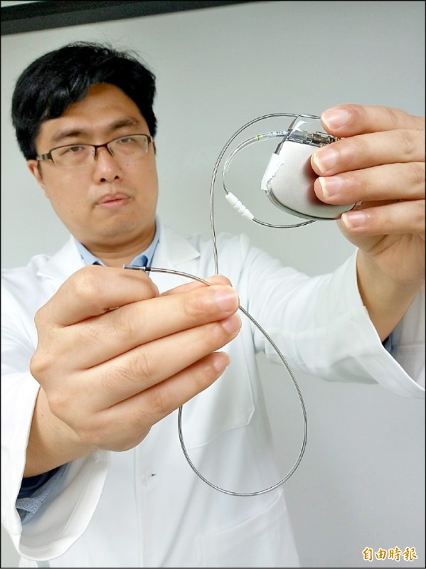 台北醫學大學附設醫院心臟內科醫師陳志維提醒，有裝設心臟節律器的民眾在使用手機時，最好遠離心口部位，以免電磁波干擾節律器運作。（記者吳亮儀攝）
