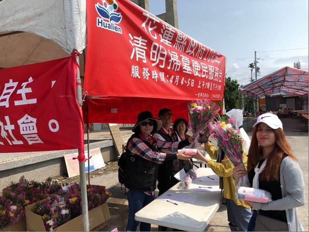 花蓮縣13鄉鎮市公所共在50據點發送鮮花用品，一連2天已提供近3萬束鮮花，讓民眾領取使用。（花蓮縣政府提供）