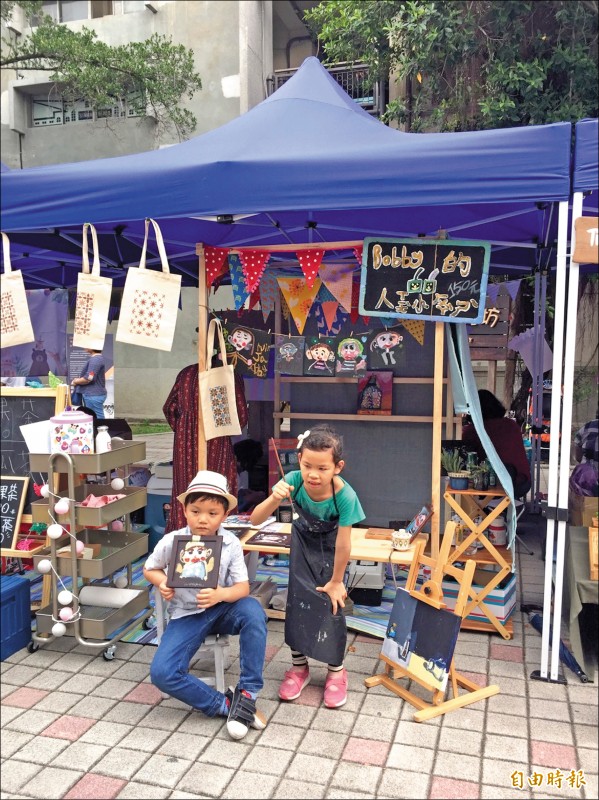 嘉創園區「小老闆市集」，小學童吳佑甯（右）擺攤畫「似顏繪」。（記者丁偉杰攝）