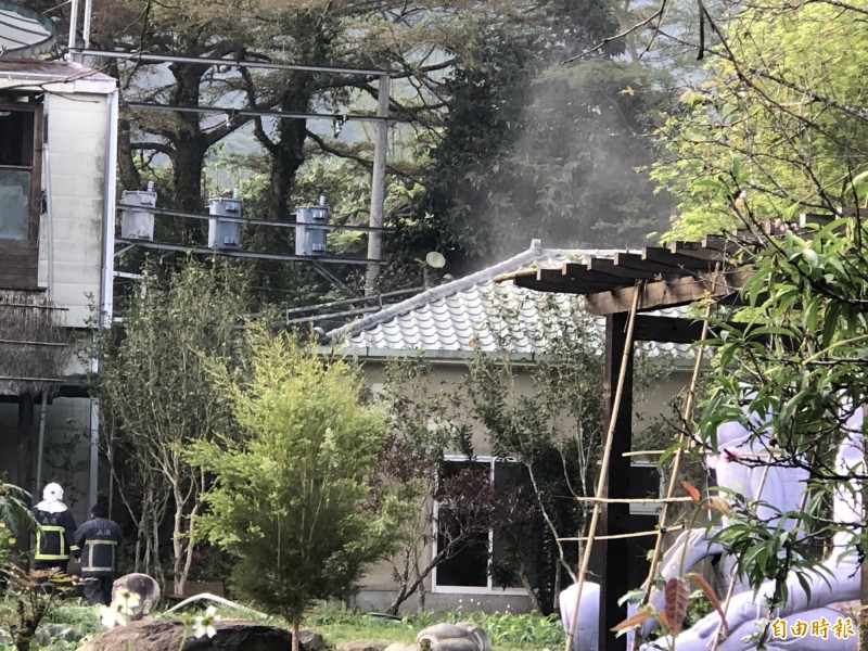 天泉溫泉會館未使用的按摩館屋頂悶燒，冒出濃煙。（記者佟振國攝）