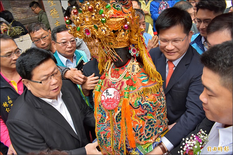 交通部長林佳龍（右）、鎮瀾宮董事長顏清標（左）主持移駕儀式。（記者張瑞楨攝）