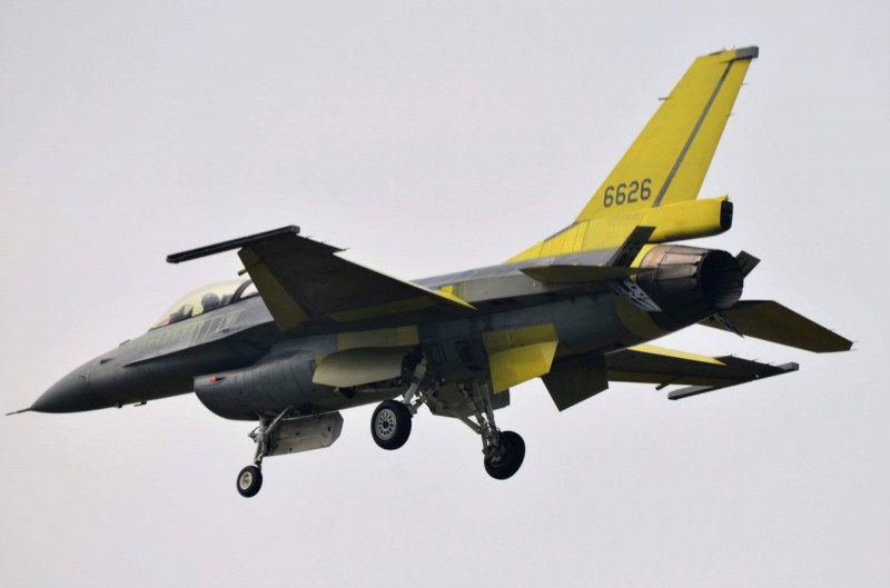 國民黨立委批評,F-16V戰機暫緩售台的報導,證明蔡政府抱美國大腿的外交政策失敗,民進黨立委則反擊,每次跟美方稍有不順遂,藍營就歇斯底里批評,面對中國又龜縮。圖為完成性能提升、編號6626的F-16V單座戰機。(陳姓航迷提供) 國民黨立委批評,F-16V戰機暫緩售台的報導,證明蔡政府抱美國大腿的外交政策失敗,民進黨立委則反擊,每次跟美方稍有不順遂,藍營就歇斯底里批評,面對中國又龜縮。圖為完成性能提升、編號6626的F-16V單座戰機。(陳姓航迷提供)