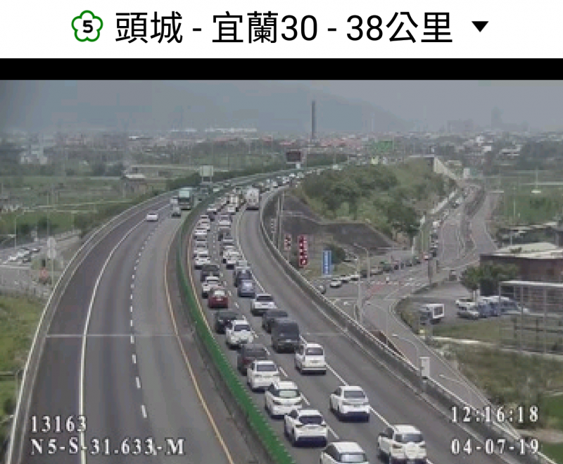 國道5號北上目前車流量多，雪隧入口前回堵約4公里。（翻攝自國道路況資訊系統）