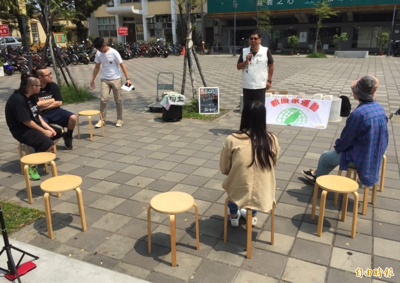 今天是言論自由日，嘉義市有公民團體在火車站前廣場，舉辦紀念民主烈士鄭南榕並捍衛言論自由等台灣價值的活動，圖為市議員蔡文旭（中後立者）發表堅持維護言論自由的意見。（記者陳璟民攝）