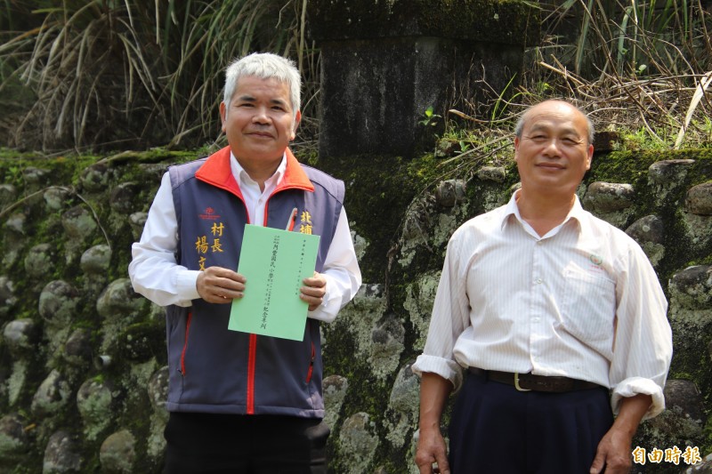 新竹縣北埔鄉外坪村村長楊文國（左）、鄉親陳阿龍（右）今天站在內豐國小遺跡前，分以該校第12屆、第6屆校友身分，號召436名學長姊弟妹們，大家5月18日一起團圓開首屆的「校友同學會」。（記者黃美珠攝）