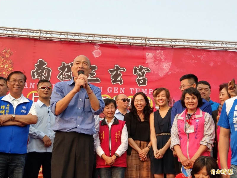 高雄市長韓國瑜（前排）偕妻女到南投參香，並與南投縣長林明溱（左一）交換訪中經貿心得。（記者劉濱銓攝）