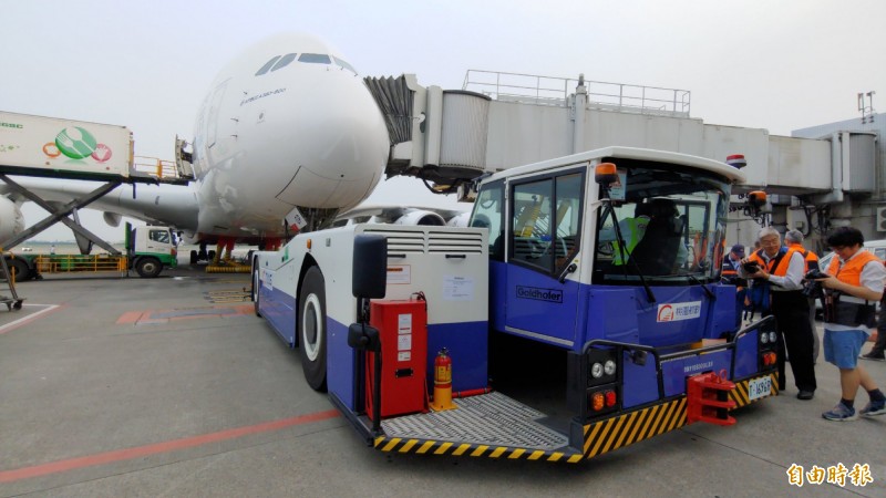 輕鬆拖行a380 桃勤引進 勞斯萊斯 級飛機拖車 生活 自由時報電子報