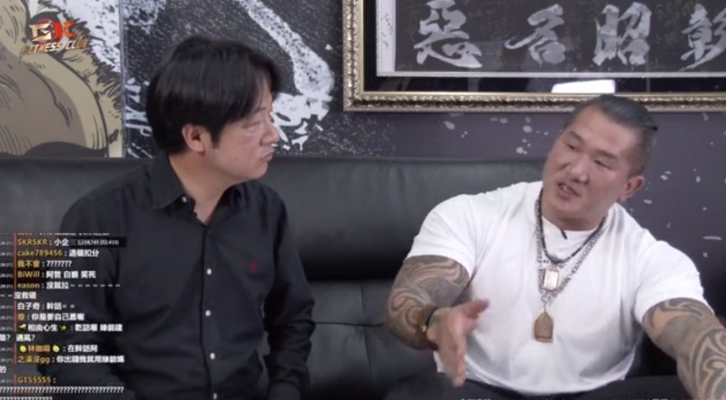 投入民進黨總統初選的前行政院長賴清德今天晚間八時上網紅「館長」陳之漢的直播，進行「神魔對談」。（記者陳心瑜翻攝）