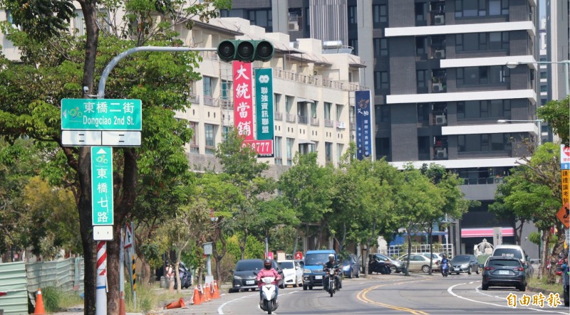 台南永康大橋重劃區逐漸發展，帶動人潮、車潮湧入。（記者萬于甄攝）