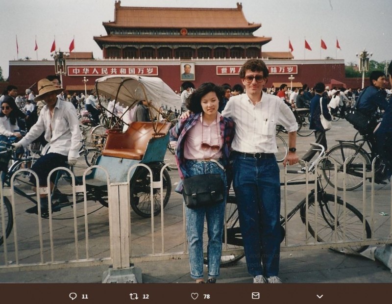資深美國記者紀思道（Nicholas Kristof）在其《紐約時報》專欄表示，美國應在高科技、人權和毒品輸出等議題上，堅定對抗中國。圖為紀思道（右）及其妻記者伍潔芳（左），1989年於天安門廣場。（翻攝自推特@NickKristof）