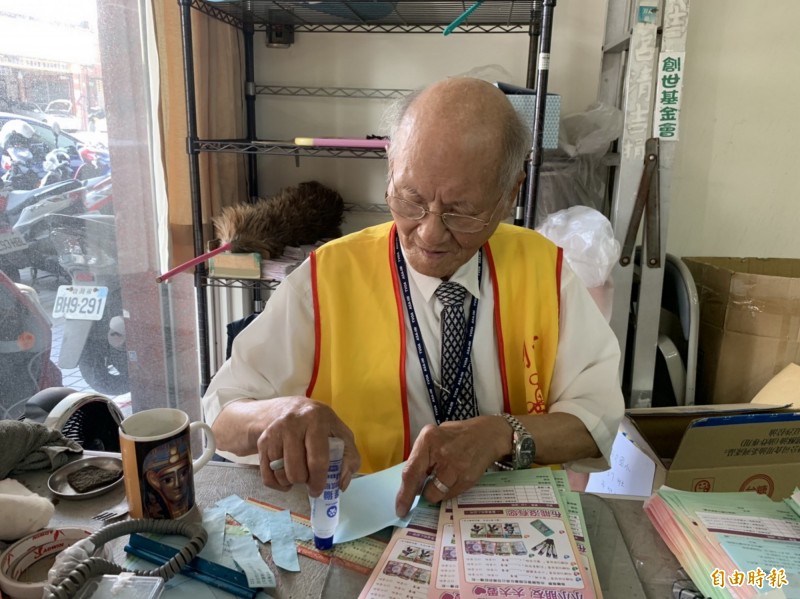 九十一歲義工吳揚福,每天到創世擔任義工,十四年來風雨無阻。(記者蔡文居攝) 九十一歲義工吳揚福,每天到創世擔任義工,十四年來風雨無阻。(記者蔡文居攝)