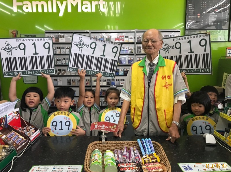 吳揚福與威斯康辛幼兒園小朋友到全家超商擔任一日店長,助創世募集發票。(記者蔡文居攝) 吳揚福與威斯康辛幼兒園小朋友到全家超商擔任一日店長,助創世募集發票。(記者蔡文居攝)