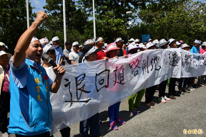 居民到鎮公所及墾管處抗議。（記者蔡宗憲攝）