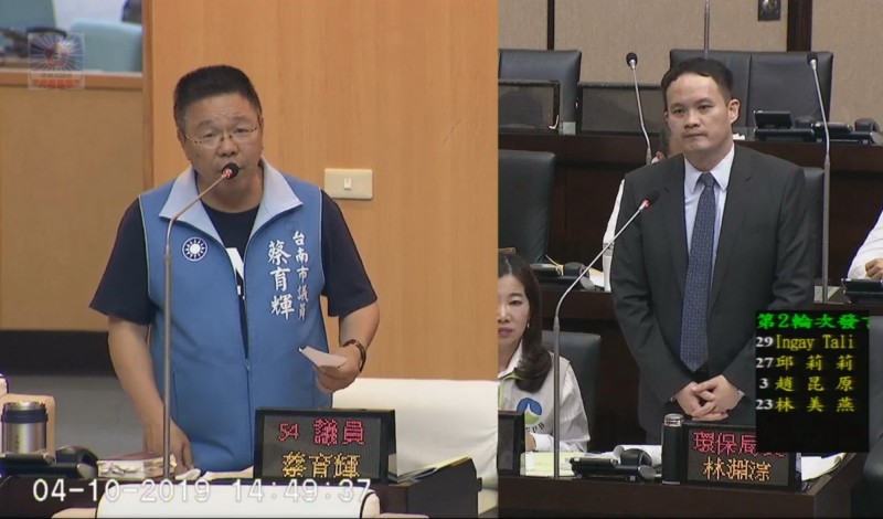 台南市議員蔡育輝（左）質疑空污嚴重，環保局長林淵淙（右）說，台南空氣污染源中火佔17％、麥寮六輕則佔31％。（記者蔡文居翻攝）