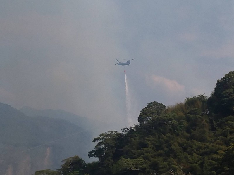 阿里山區發生火警，直升機灑水滅火。（嘉義林管處提供）