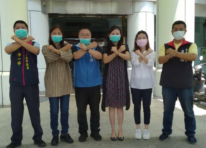南市國民黨議員戴口罩抗議，質疑台南空氣污染，市民健康飽受傷害。（國民黨團提供）
