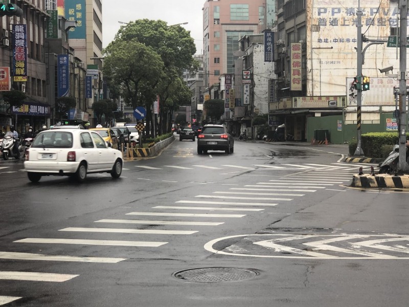 機車待轉區凸出於中山路二段上，機車族需要隨時戒備車流。（張維倩服務處提供）