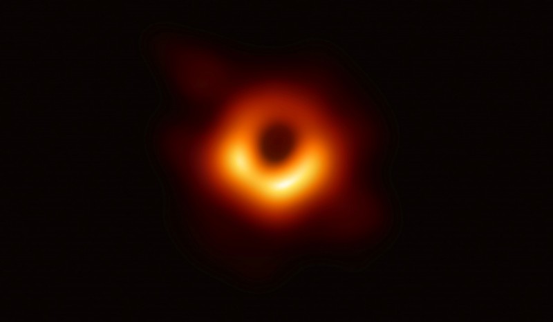 人類史上第一張黑洞照片，昨天晚上在台灣、日本和美國等六國首度公開。（路透）