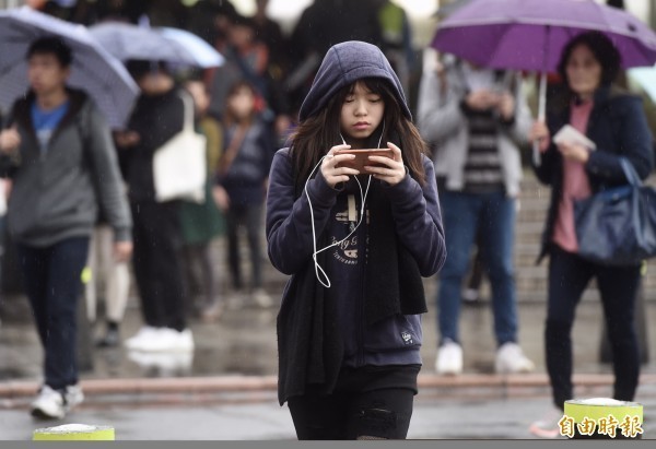 受東北季風影響，北台灣明顯轉涼，並偶有局部降雨。（資料照）