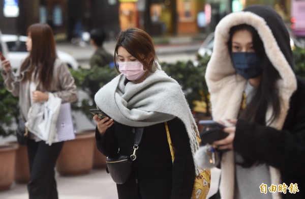 明天（12日）白天全台降雨趨緩，北部及東北部天氣整天較為濕涼，預測最低溫只有18、19度。（資料照）