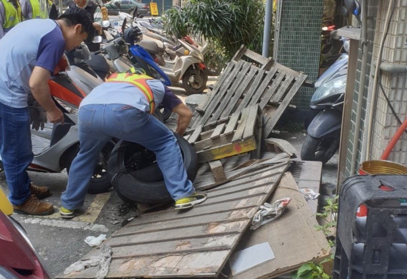 基隆市警局祭出「清除道路障礙」，3天清除35件盆栽等路霸，還路於民。（記者林嘉東翻攝）