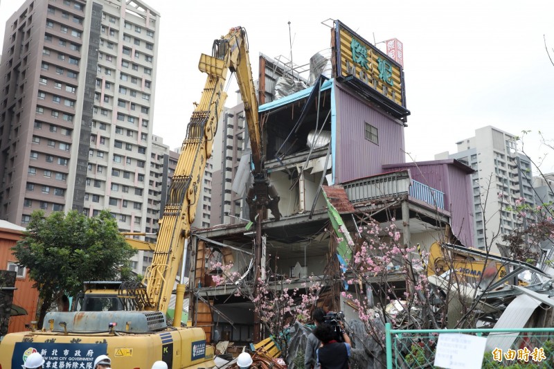 新北市政府強制拆除傑妮精品旅館，位於4樓處的不鏽鋼水桶被破壞，溢流出疑似汽柴油。（記者何玉華攝）