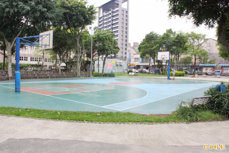 市府交通局選址緊鄰復旦暨復興里集會所的平鎮文化公園，規劃新建地下停車場，今天正式動工。（記者許倬勛攝）