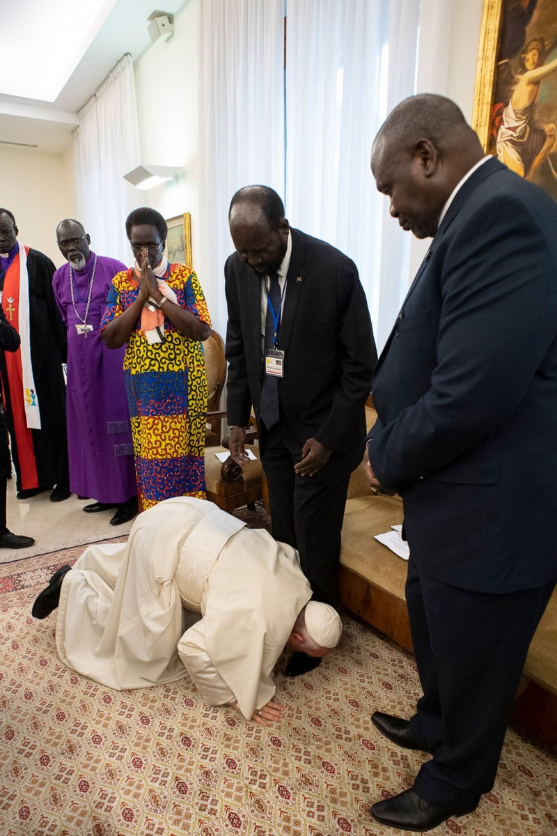 教宗方濟各極力希望能促進南蘇丹和平，跪下一一親吻這次出訪梵蒂岡的南蘇丹領袖團員的鞋子。（法新社）