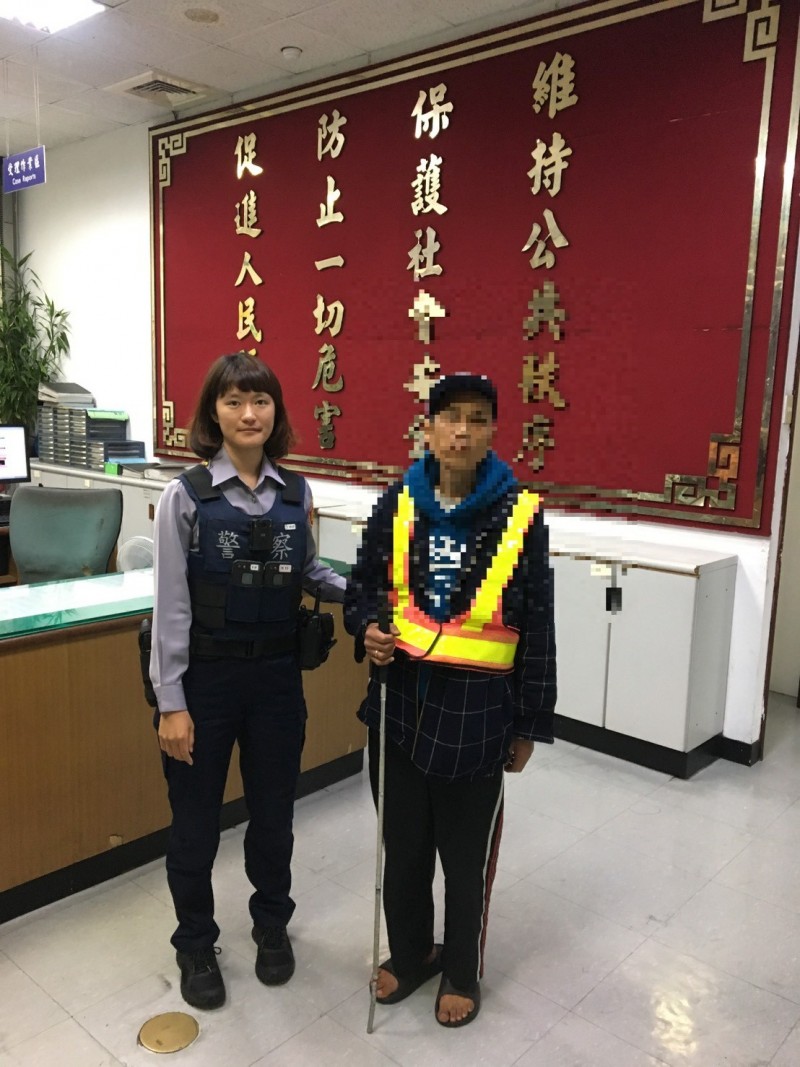 北市松山分局三民派出所的巡佐李宏洲和警員陳鈺婷（左）夜間巡邏時，發現楊姓視障男子迷途北市街頭，立刻上前協助並送他回新北市的住處。（記者陳恩惠翻攝）