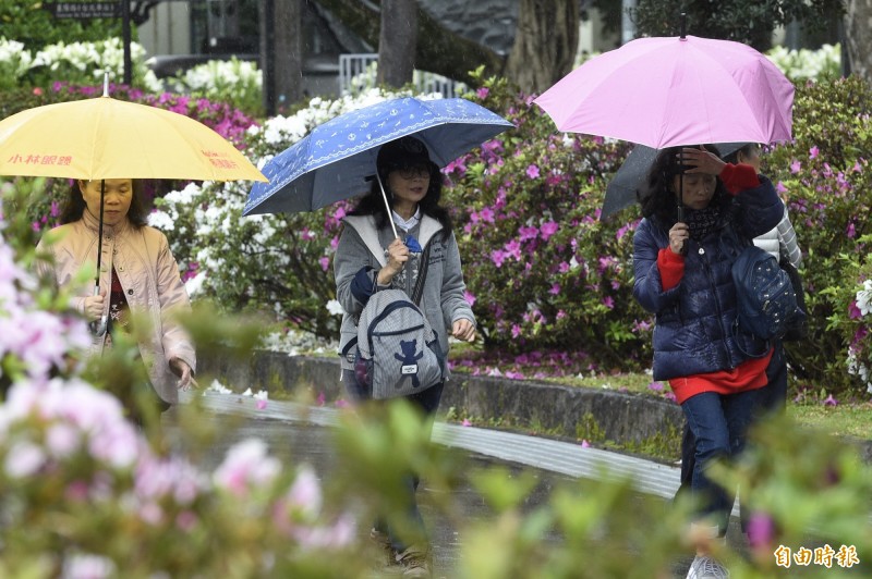 氣象局預報，明天受到鋒面通過及東北季風增強影響，全台多數地區都有降雨機會。（資料照）