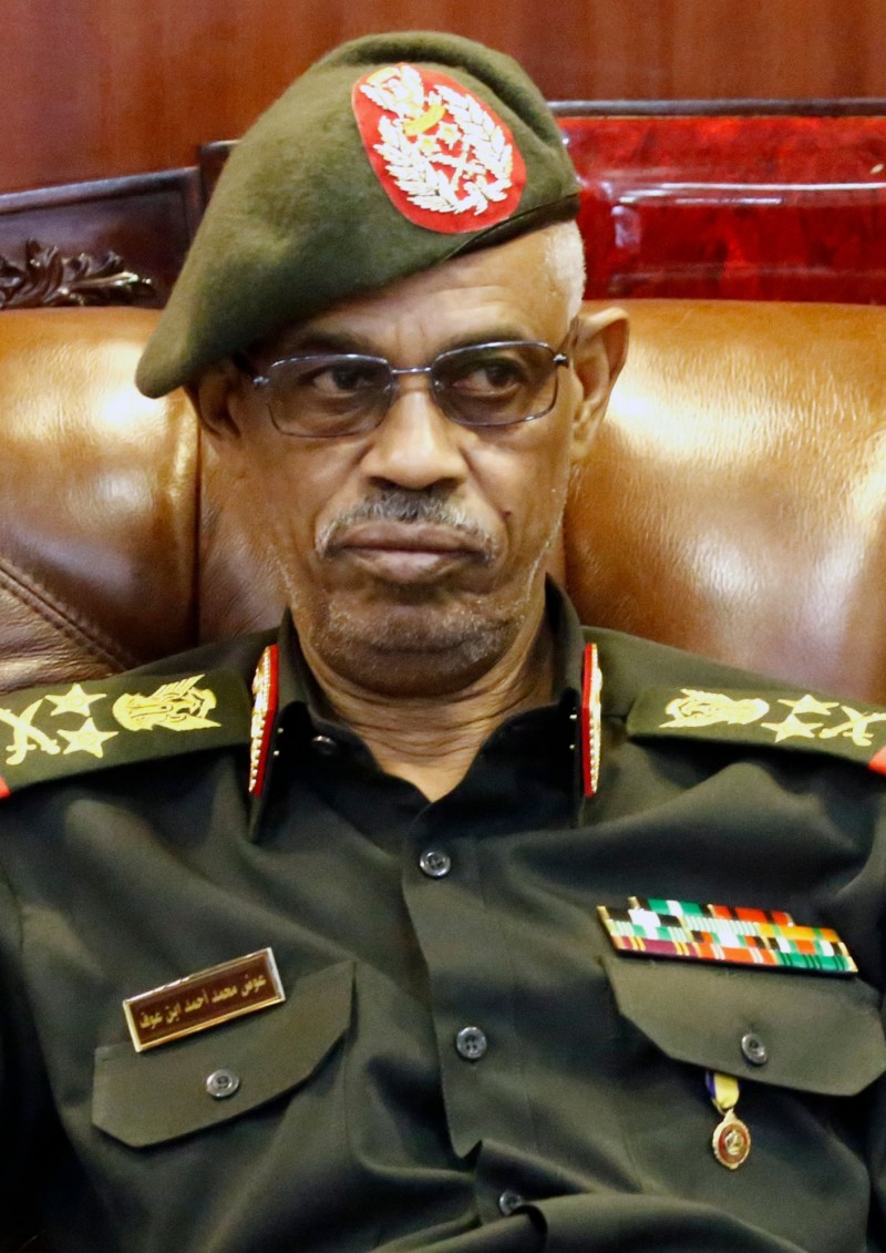 蘇丹總統巴席爾（Omar al-Bashir）被軍方推翻，國防部長擔任過渡時期執政的軍事委員會主席才一天，今天突然宣布請辭。與此同時，抗議群眾也要求軍方加速政治變革。（法新社檔案照）