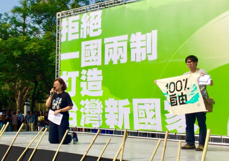 鍾慧沁在言論自由日遊行活動中，下跪：「求求你們千萬不要讓台灣變成香港！」（王南琦提供）