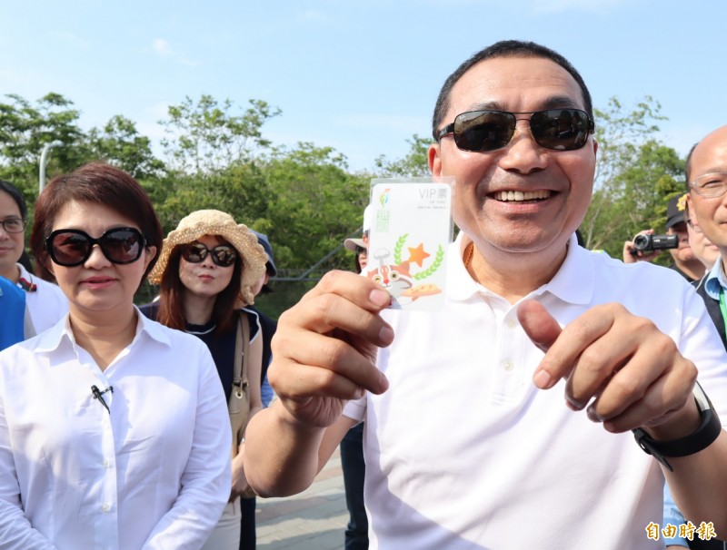 新北市長侯友宜高舉台中花博票卡，笑稱「我有買票，我是來看花博，不是來撩妹的」。（記者歐素美攝）